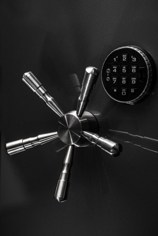 Сейф с защитой от взлома и огня Stahlkraft Defender Pro 235 SEL Lux